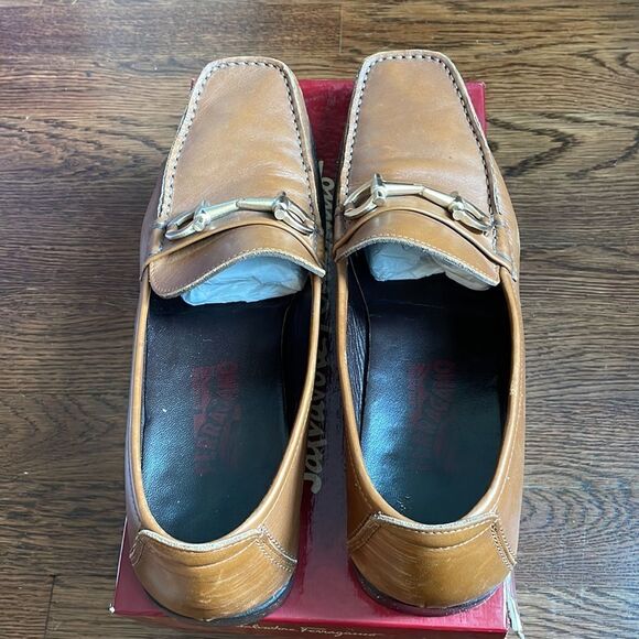 Salvatore Ferragamo “Paese” maple calf slip on loafers with gold detailing - Picture 3 of 8